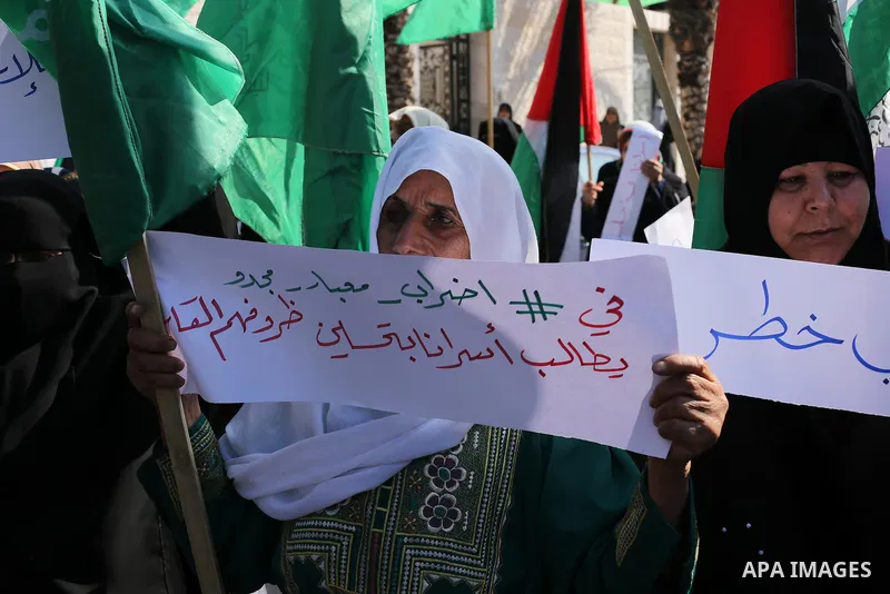 Palestinian women hold banners during a protest to show solidarity with journalist Mohammed al-Qiq who is imprisoned in an Israeli jail, Gaza city, on February 02, 2016. Photo by Mohammed Asad