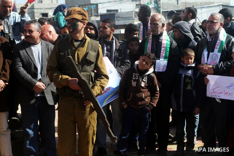 Palestinians take part in a protest to show solidarity with journalist Mohammed al-Qiq who is imprisoned in an Israeli jail in rafah in the southern Gaza strip, on Feb. 03, 2016. Photo by Abed Rahim Khatib