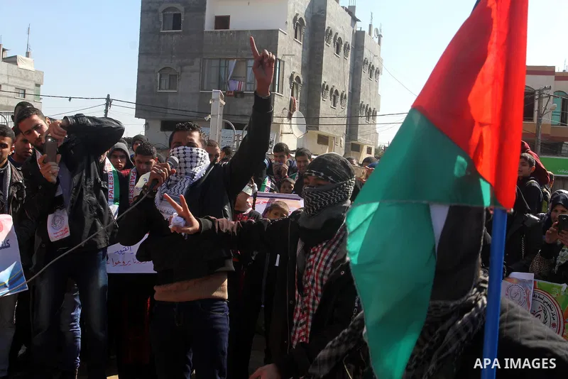 Palestinians take part in a protest to show solidarity with journalist Mohammed al-Qiq who is imprisoned in an Israeli jail in rafah in the southern Gaza strip, on Feb. 03, 2016. Photo by Abed Rahim Khatib
