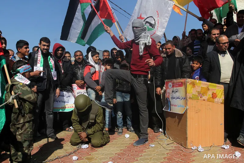 Palestinians take part in a protest to show solidarity with journalist Mohammed al-Qiq who is imprisoned in an Israeli jail in rafah in the southern Gaza strip, on Feb. 03, 2016. Photo by Abed Rahim Khatib