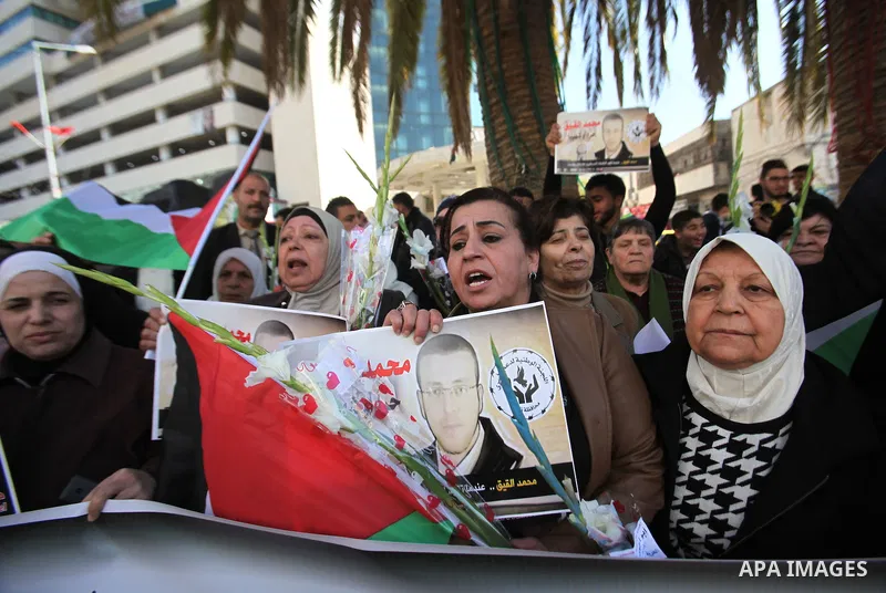 Palestinians take part in a protest to show solidarity with journalist Mohammed al-Qiq who is imprisoned in an Israeli jail, in the West Bank city of Nablus, February 3, 2016. Photo by Nedal Eshtayah