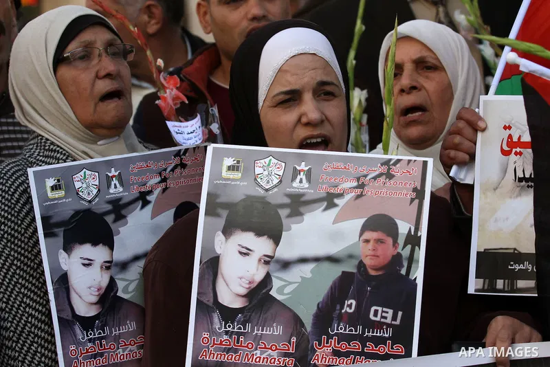 Palestinians take part in a protest to show solidarity with journalist Mohammed al-Qiq who is imprisoned in an Israeli jail, in the West Bank city of Nablus, February 3, 2016. Photo by Nedal Eshtayah