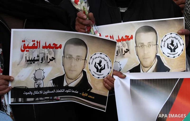 Palestinians take part in a protest to show solidarity with journalist Mohammed al-Qiq who is imprisoned in an Israeli jail, in the West Bank city of Nablus, February 3, 2016. Photo by Nedal Eshtayah