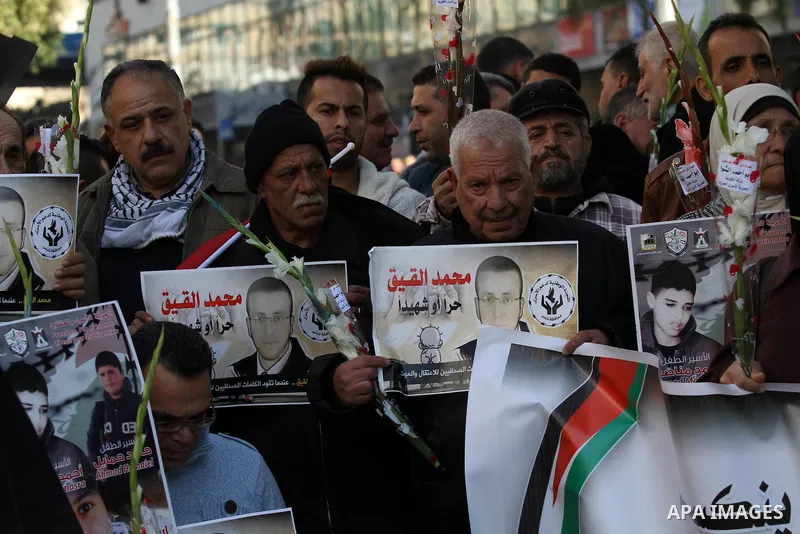 Palestinians take part in a protest to show solidarity with journalist Mohammed al-Qiq who is imprisoned in an Israeli jail, in the West Bank city of Nablus, February 3, 2016. Photo by Nedal Eshtayah