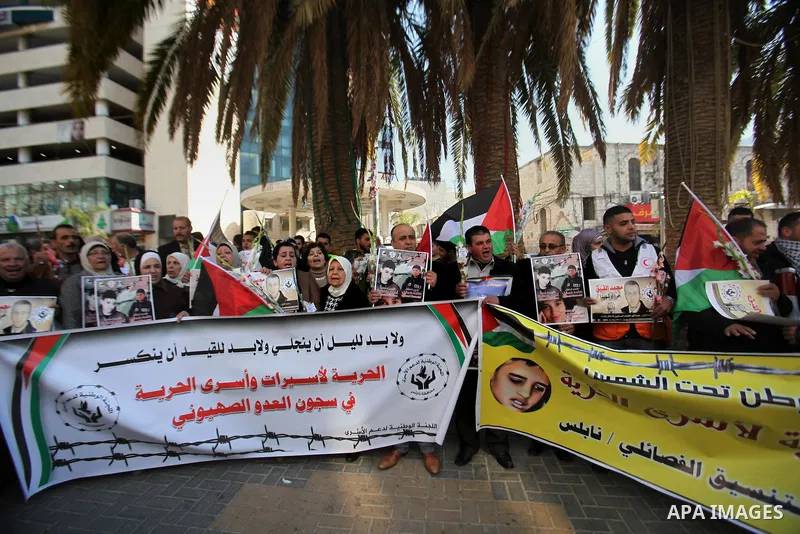 Palestinians take part in a protest to show solidarity with journalist Mohammed al-Qiq who is imprisoned in an Israeli jail, in the West Bank city of Nablus, February 3, 2016. Photo by Nedal Eshtayah