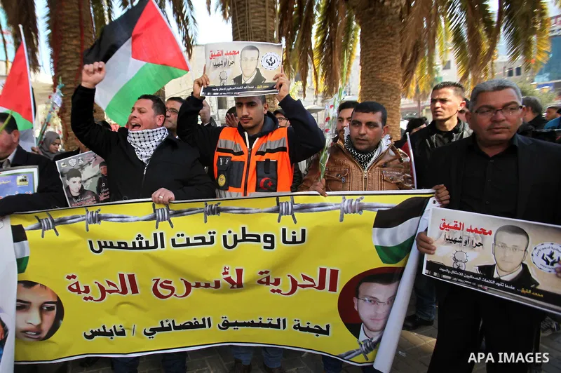 Palestinians take part in a protest to show solidarity with journalist Mohammed al-Qiq who is imprisoned in an Israeli jail, in the West Bank city of Nablus, February 3, 2016. Photo by Nedal Eshtayah