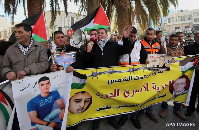 Palestinians take part in a protest to show solidarity with journalist Mohammed al-Qiq who is imprisoned in an Israeli jail, in the West Bank city of Nablus, February 3, 2016. Photo by Nedal Eshtayah