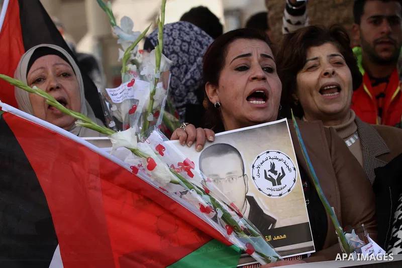 Palestinians take part in a protest to show solidarity with journalist Mohammed al-Qiq who is imprisoned in an Israeli jail, in the West Bank city of Nablus, February 3, 2016. Photo by Nedal Eshtayah