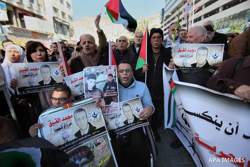 Palestinians take part in a protest to show solidarity with journalist Mohammed al-Qiq who is imprisoned in an Israeli jail, in the West Bank city of Nablus, February 3, 2016. Photo by Nedal Eshtayah