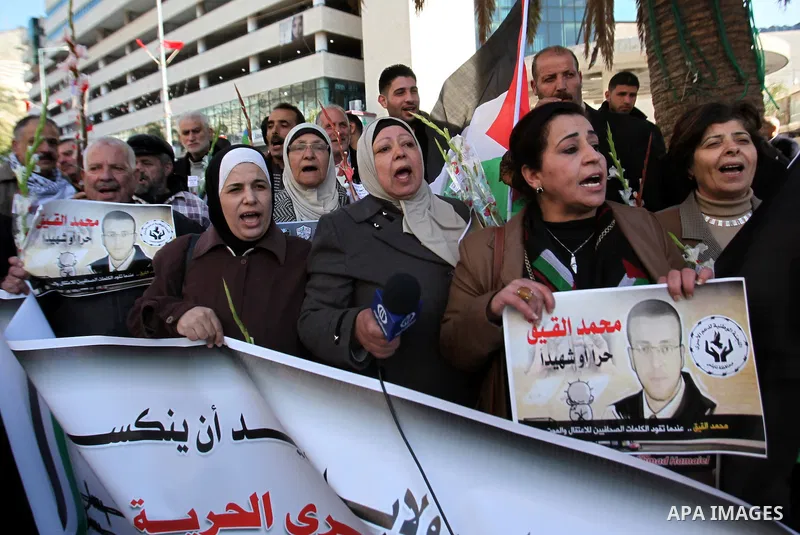 Palestinians take part in a protest to show solidarity with journalist Mohammed al-Qiq who is imprisoned in an Israeli jail, in the West Bank city of Nablus, February 3, 2016. Photo by Nedal Eshtayah