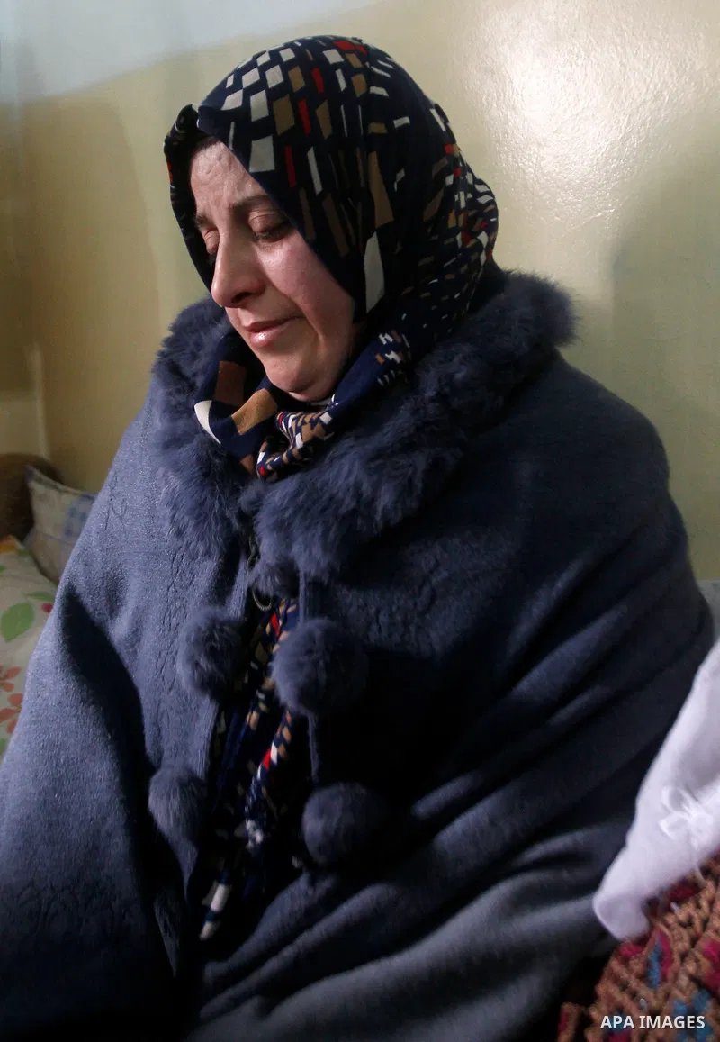Relatives of Palestinian Haitham Al-Bau, who was shot and killed by Israeli soldiers, mourns during his funeral, in the West Bank city of Hebron February 6, 2016. Israeli soldiers shot and killed Al-Bao, 17, in the occup...