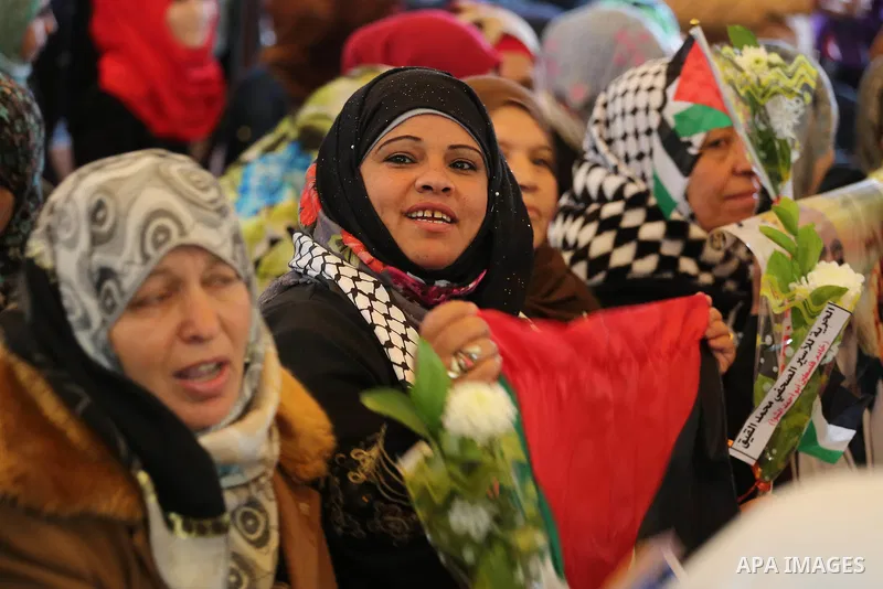 Palestinians take part in a protest demanding release the prisoners in Israeli jails, in front of Red cross office, in Gaza city, on February 8, 2016. Photo by Mohammed Asad