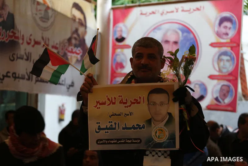 Palestinians take part in a protest demanding release the prisoners in Israeli jails, in front of Red cross office, in Gaza city, on February 8, 2016. Photo by Mohammed Asad