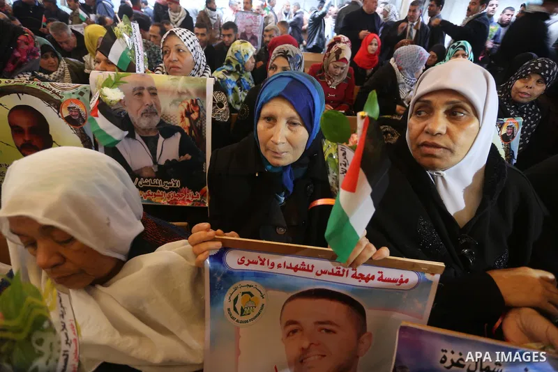 Palestinians take part in a protest demanding release the prisoners in Israeli jails, in front of Red cross office, in Gaza city, on February 8, 2016. Photo by Mohammed Asad