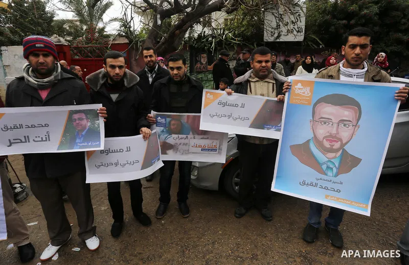 Palestinians take part in a protest demanding release the prisoners in Israeli jails, in front of Red cross office, in Gaza city, on February 8, 2016. Photo by Mohammed Asad