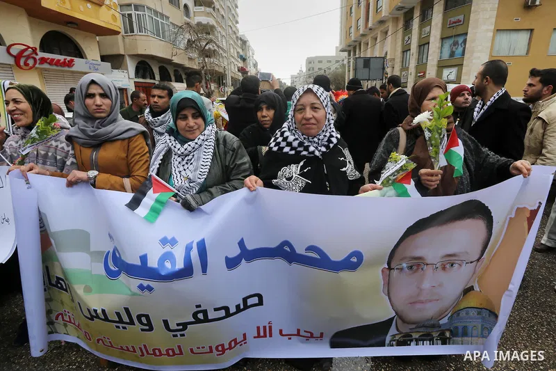 Palestinians take part in a protest demanding release the prisoners in Israeli jails, in front of Red cross office, in Gaza city, on February 8, 2016. Photo by Mohammed Asad