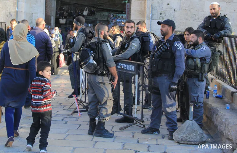 Israeli border policemen stand guard at Damascus Gate, a main entrance to Jerusalem's Old City on February 13, 2016. Photo by Mahfouz Abu Turk