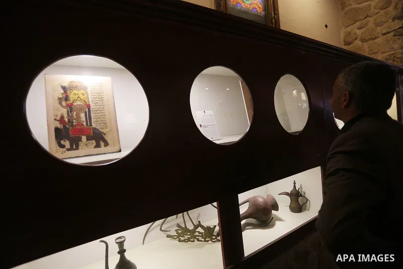 Palestinians attend the Islamic art gallery organized by the Dutch embassy in Gaza city on Feb. 16, 2016. Photo by Mohammed Asad
