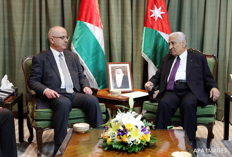 Palestinian Prime Minister Rami Hamdallah meets with Jordanian Prime Minister Abdullah Ensour during his visit in Amman, Jordan, on Feb. 17, 2016. Photo by Prime Minister Office