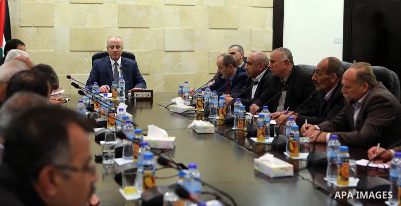 Palestinian Prime Minister Rami Hamdallah meets with general secretariat of the Teachers' union in the West Bank city of Ramallah on Feb. 18, 2016. Photo by Prime Minister Office