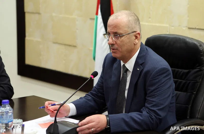 Palestinian Prime Minister Rami Hamdallah meets with general secretariat of the Teachers' union in the West Bank city of Ramallah on Feb. 18, 2016. Photo by Prime Minister Office