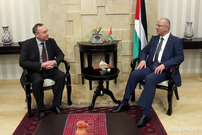 Palestinian Prime Minister Rami Hamdallah meets with British parliamentary delegation in the West Bank city of Ramallah on Feb. 18, 2016. Photo by Prime Minister Office
