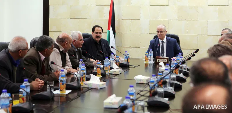 Palestinian Prime Minister Rami Hamdallah meets with general secretariat of the Teachers' union in the West Bank city of Ramallah on Feb. 18, 2016. Photo by Prime Minister Office