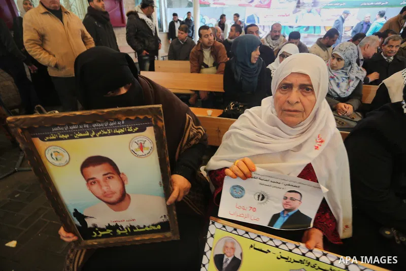 Palestinians take part in a protest demanding release the prisoners in Israeli jails, in front of Red cross office, in Gaza city, on February 22, 2016. Photo by Mohammed Asad