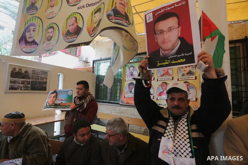 Palestinians take part in a protest demanding release the prisoners in Israeli jails, in front of Red cross office, in Gaza city, on February 22, 2016. Photo by Mohammed Asad