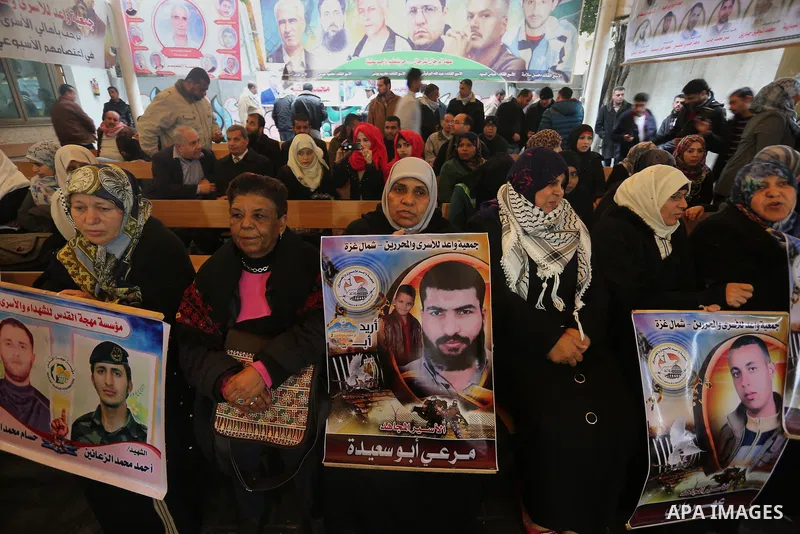 Palestinians take part in a protest demanding release the prisoners in Israeli jails, in front of Red cross office, in Gaza city, on February 22, 2016. Photo by Mohammed Asad