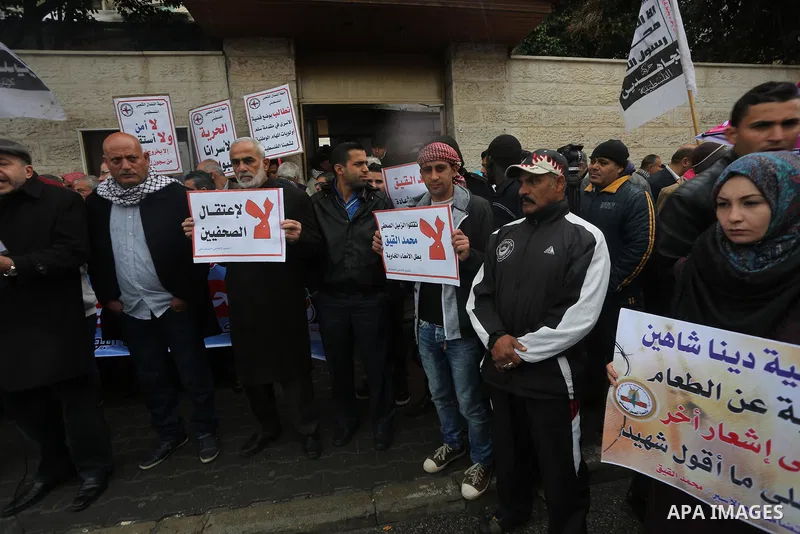 Palestinians take part in a protest demanding release the prisoners in Israeli jails, in front of Red cross office, in Gaza city, on February 22, 2016. Photo by Mohammed Asad