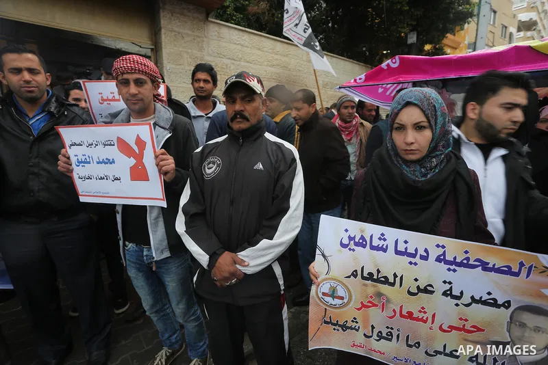 Palestinians take part in a protest demanding release the prisoners in Israeli jails, in front of Red cross office, in Gaza city, on February 22, 2016. Photo by Mohammed Asad