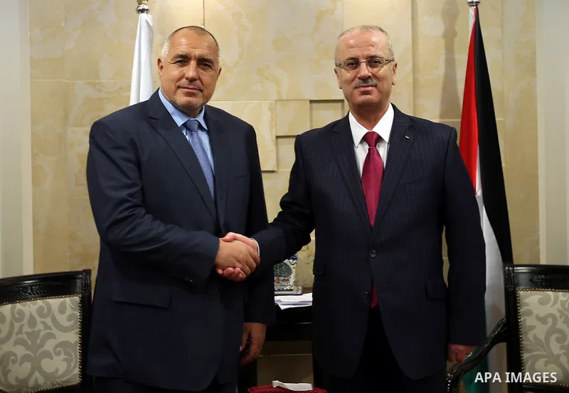 Palestinian Prime Minister Rami Hamdallah shakes hands with Bulgarian Prime Minister Boyko Borissov during his visit in the West bank city of Ramallah on Feb. 24, 2016. Photo by Prime Minister Office