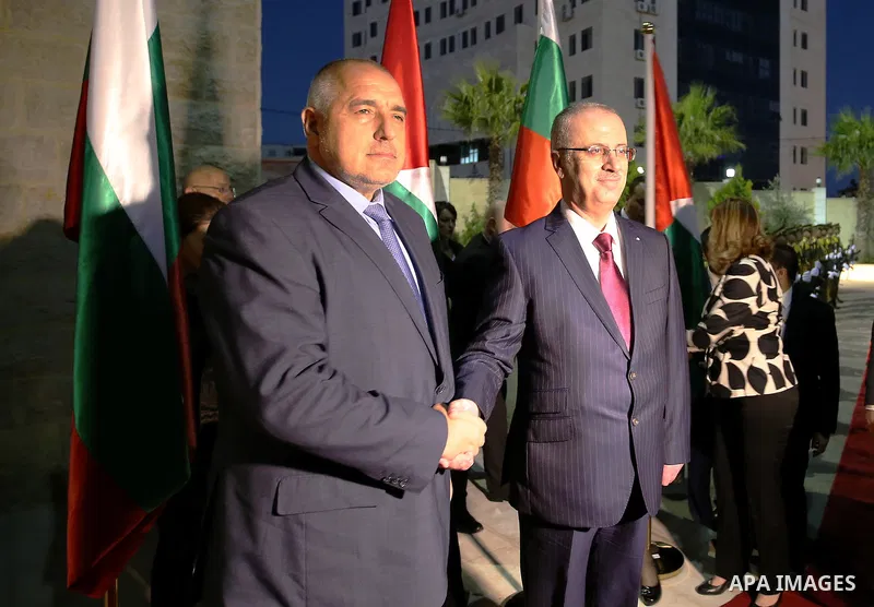 Palestinian Prime Minister Rami Hamdallah shakes hands with Bulgarian Prime Minister Boyko Borissov during his visit in the West bank city of Ramallah on Feb. 24, 2016. Photo by Prime Minister Office