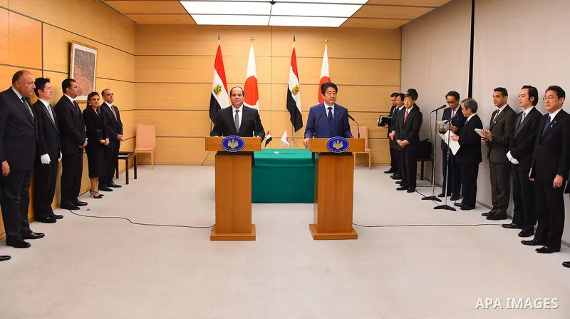 Egyptian President Abdel Fattah al-Sisi speaks to Japanese Prime Minister Shinzo Abe (R) at the start of their meeting at Abe's official residence in Tokyo, Japan, 29 February 2016. Egyptian President Abdel Fattah al-Sis...