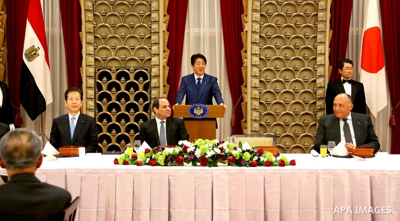 Egyptian President Abdel Fattah al-Sisi speaks to Japanese Prime Minister Shinzo Abe (R) at the start of their meeting at Abe's official residence in Tokyo, Japan, 29 February 2016. Egyptian President Abdel Fattah al-Sis...