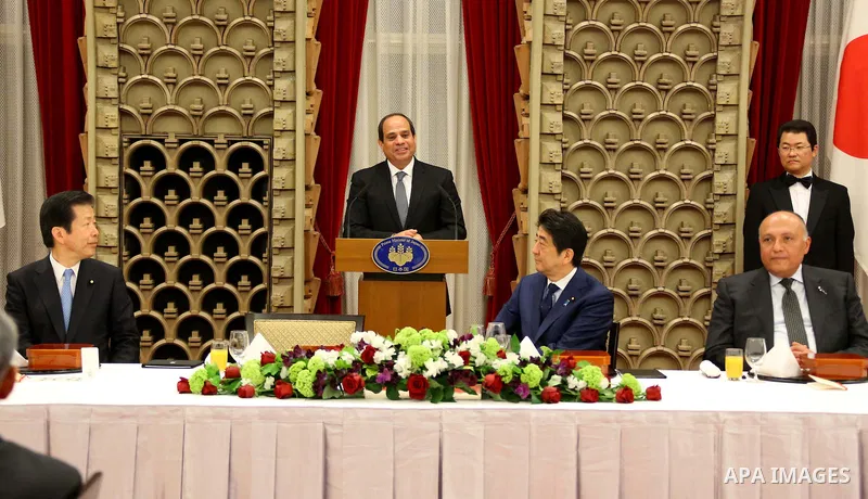 Egyptian President Abdel Fattah al-Sisi speaks to Japanese Prime Minister Shinzo Abe (R) at the start of their meeting at Abe's official residence in Tokyo, Japan, 29 February 2016. Egyptian President Abdel Fattah al-Sis...
