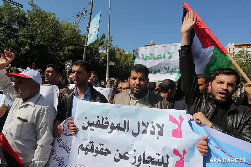Employees of former Palestinian government take part in a protest to demand for pay their salaries, in Gaza city on March 1, 2016. Photo by Mohammed Asad