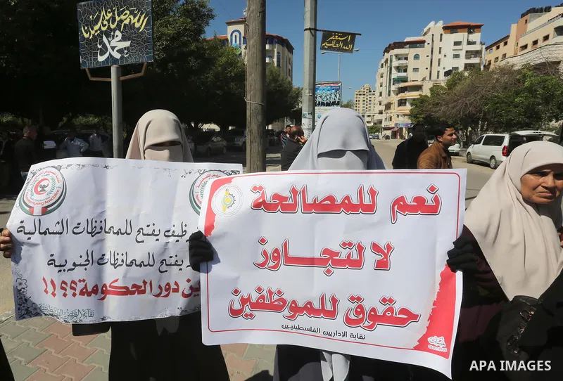 Employees of former Palestinian government take part in a protest to demand for pay their salaries, in Gaza city on March 1, 2016. Photo by Mohammed Asad