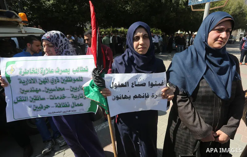 Employees of former Palestinian government take part in a protest to demand for pay their salaries, in Gaza city on March 1, 2016. Photo by Mohammed Asad
