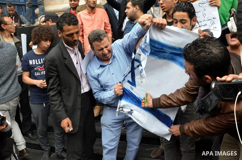 Egyptians hold placards during a demonstration to protest against the normalizing Israeli-Egyptian relations in front of journalists syndicate in Cairo, Egypt, on March 02, 2016. Photo by Amr Sayed