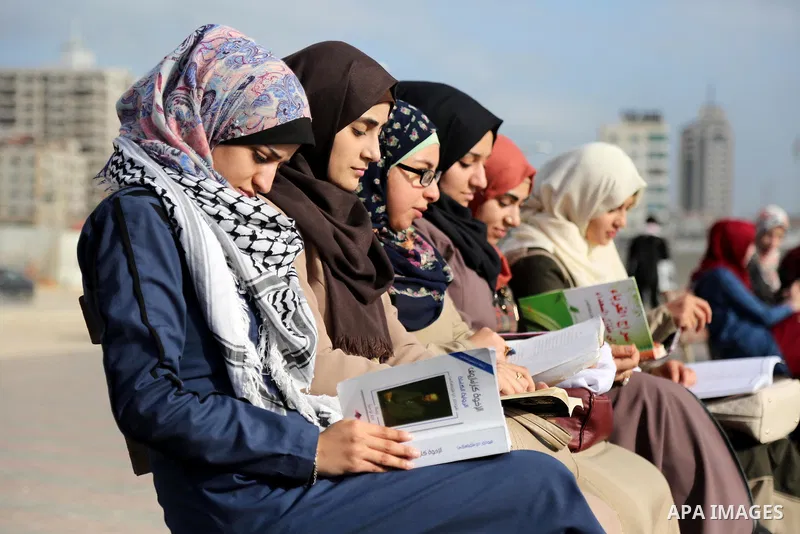 Palestinian activists participate in a reading human chain at the beach of Gaza city on March 03, 2016. Photo by Mohammed Asad