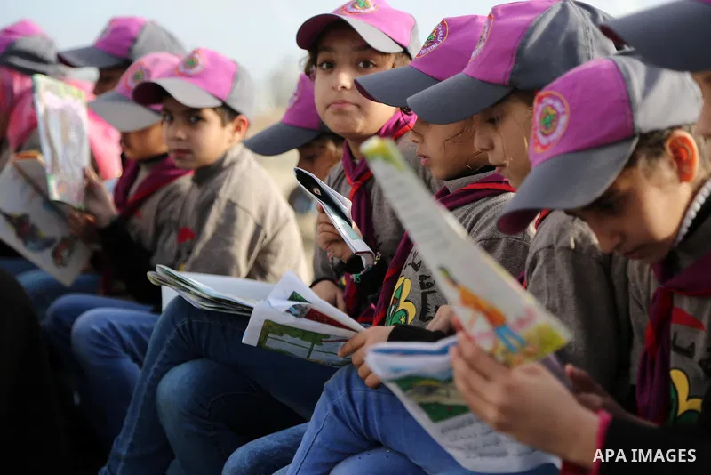 Palestinian activists participate in a reading human chain at the beach of Gaza city on March 03, 2016. Photo by Mohammed Asad