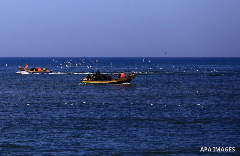 Palestinian fishermen ride their fishing at Gaza's seaport of Gaza City, on March 5, 2016. Photo by Yasser Qudih