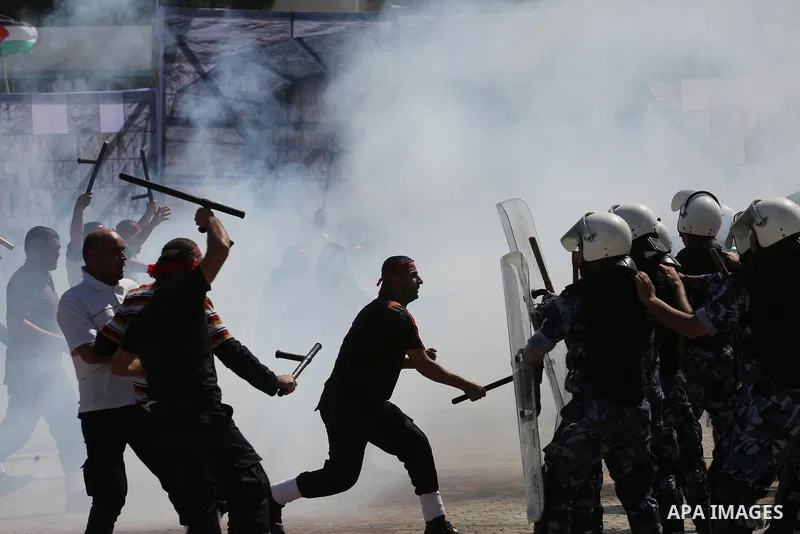 Palestinian members of officers display their skills during a graduation ceremony, in Gaza city, on March 6, 2016. Photo by Mohammed Asad