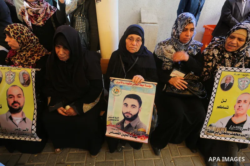 Palestinians take part in a protest demanding release the prisoners in Israeli jails, in front of Red cross office, in Gaza city, on March 7, 2016. Photo by Mohammed Asad