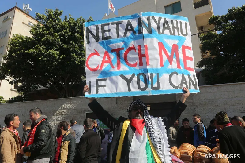 Palestinians take part in a protest demanding release the prisoners in Israeli jails, in front of Red cross office, in Gaza city, on March 7, 2016. Photo by Mohammed Asad