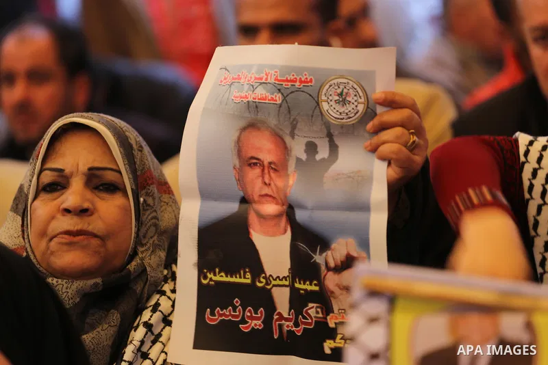 Palestinians take part in a protest demanding release the prisoners in Israeli jails, in front of Red cross office, in Gaza city, on March 7, 2016. Photo by Mohammed Asad