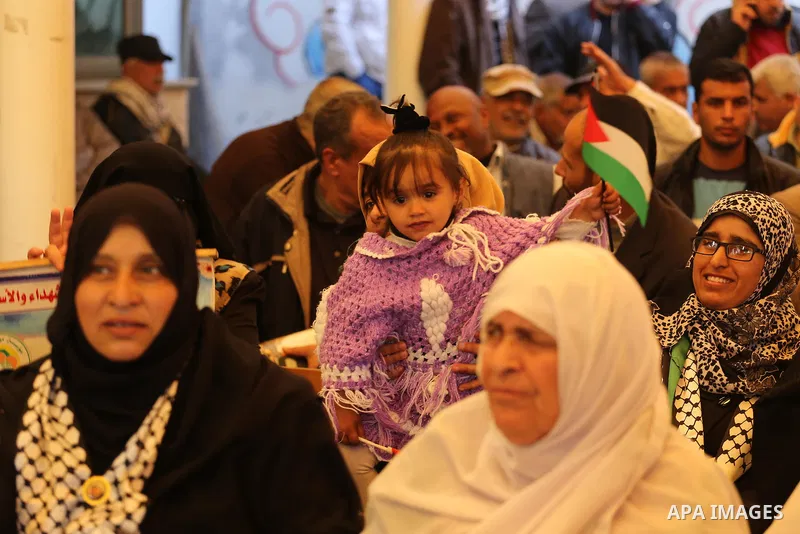 Palestinians take part in a protest demanding release the prisoners in Israeli jails, in front of Red cross office, in Gaza city, on March 7, 2016. Photo by Mohammed Asad