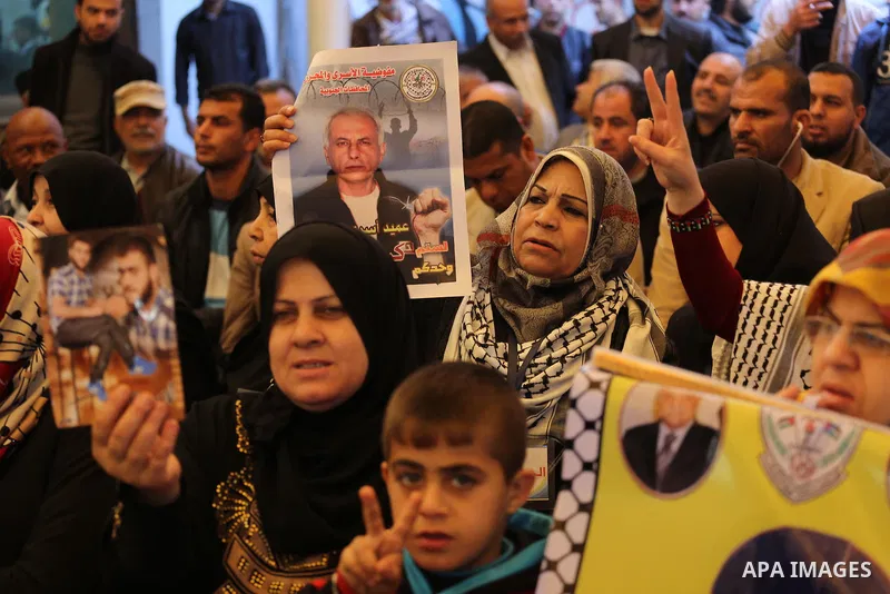 Palestinians take part in a protest demanding release the prisoners in Israeli jails, in front of Red cross office, in Gaza city, on March 7, 2016. Photo by Mohammed Asad